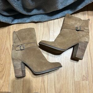 Light Tan Suede heeled Ankle Boots zipper on inside women’s 8M